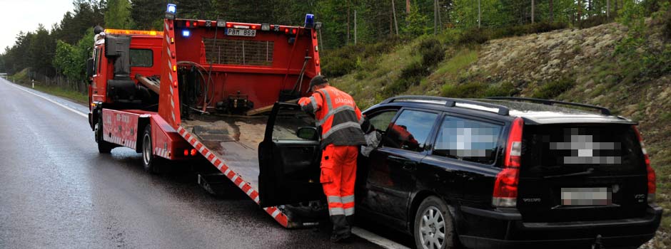 Hjälper en kund som kört in i mitträcket på E4